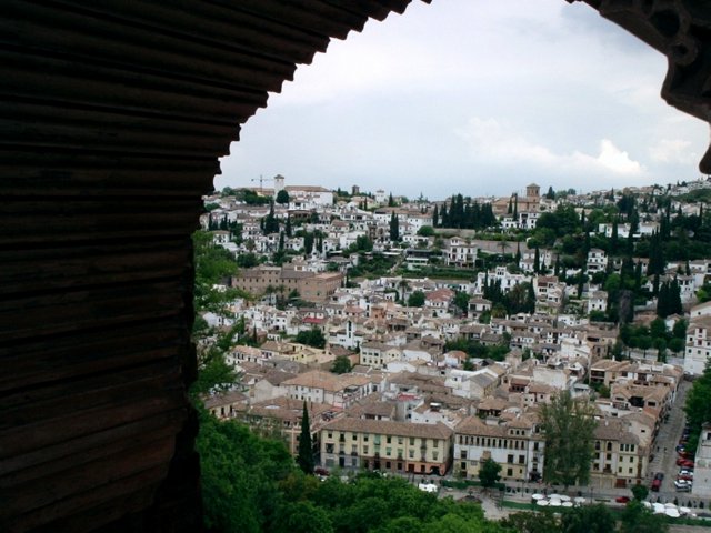 P5250075 Uitzicht op mirador de san Nicolas vanuit deTorre de las damas -  partal - Alhambra - Granada